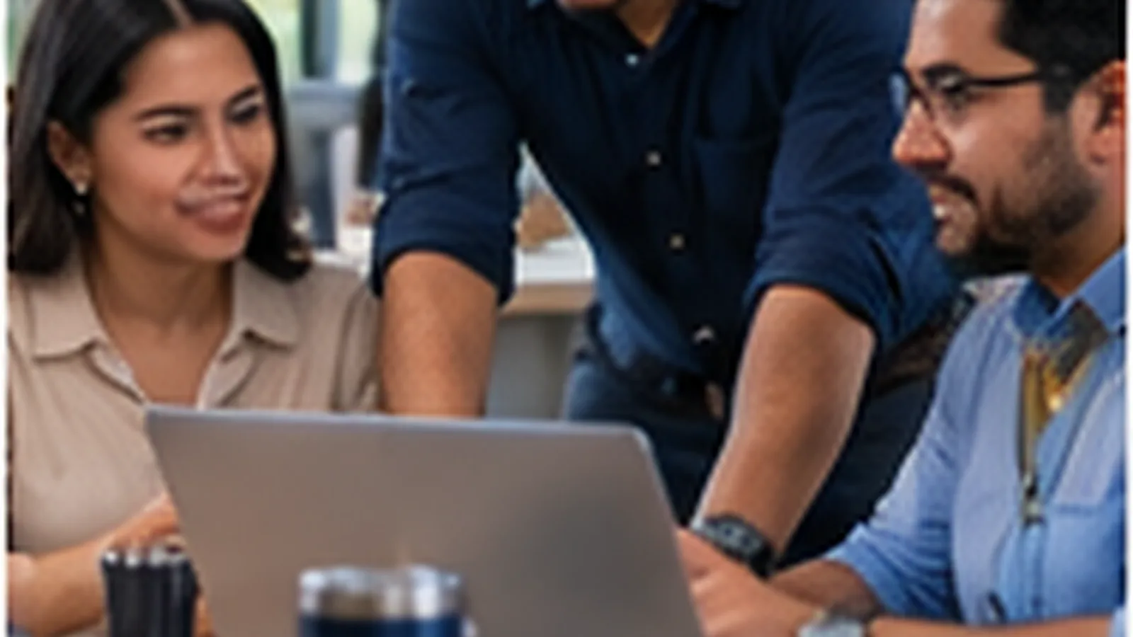 Equipo de trabajo accediendo a sus archivos en la nube