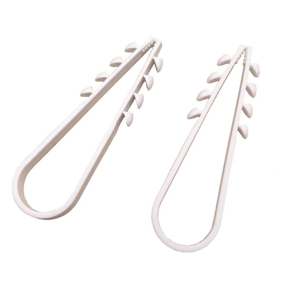 Bolsa con 100 clips sujetadores de plástico para cables de 11 a 19 mm. Ideales para instalaciones en pared, brindan sujeción firme y segura.
